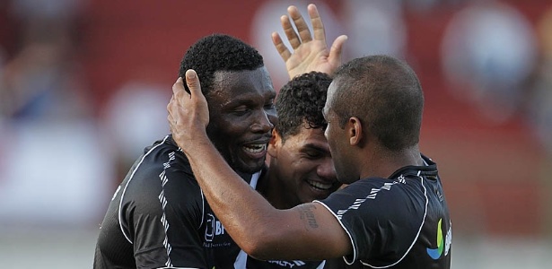 Tenorio (e) comemora um dos seus dois gols na goleada do Vasco sobre o Tupi - Marcelo Sadio/Vasco.com.br