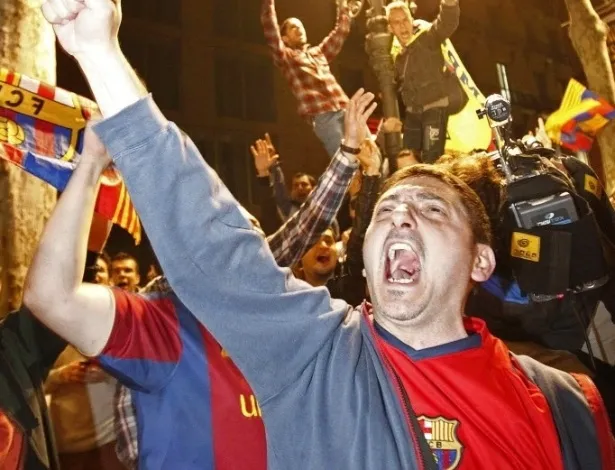 11.mai.2013 - Torcida do Barcelona vai às ruas para comemorar título do clube com tropeço do Real - EFE/Marta Pérez
