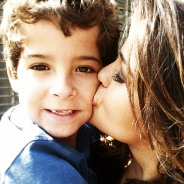 11.mai.2013 - Nanda Costa publica uma foto com Luiz Felipe Mello, que interpreta seu filho na novela "Salve Jorge"