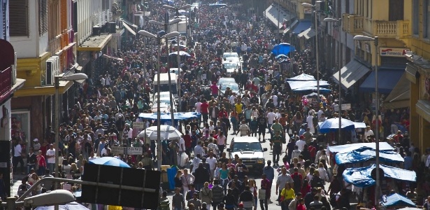 Consumidores lotam a rua 25 de Março, tradicional endereço do comércio popular no centro paulistano