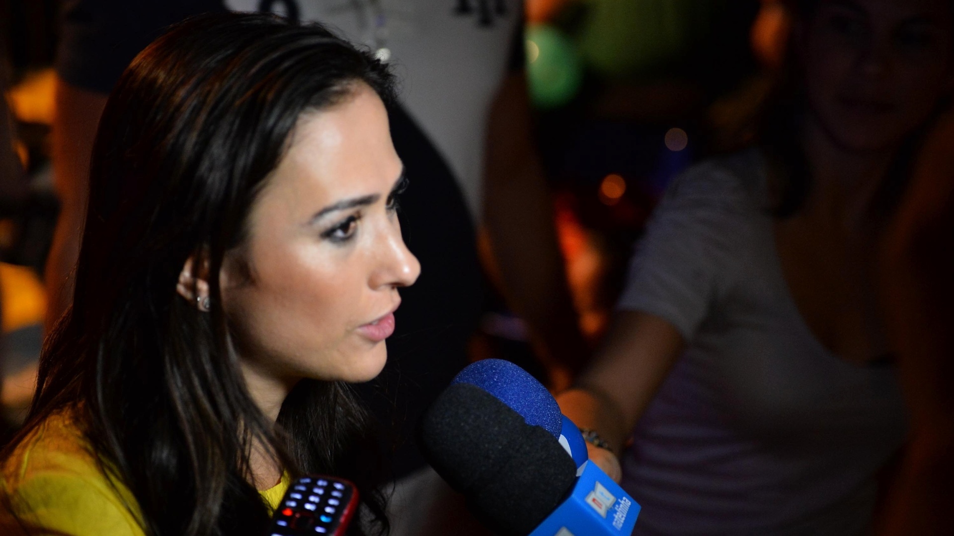 11.mai.2013 - A atriz e humorista Tatá Werneck dá entrevistas antes do início da apresentação de Carlos Villagrán, o Kiko de "Chaves", em um circo do Rio de Janeiro - André Lobo/UOL