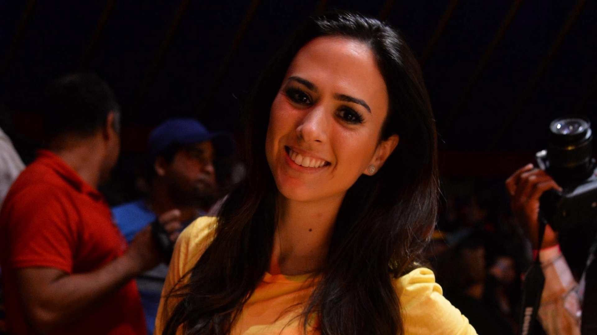 11.mai.2013 - A atriz Tatá Werneck posa pra fotos antes da apresentação de Carlos Villagrán, o Kiko de "Chaves", em um circo do Rio de Janeiro - André Lobo/UOL