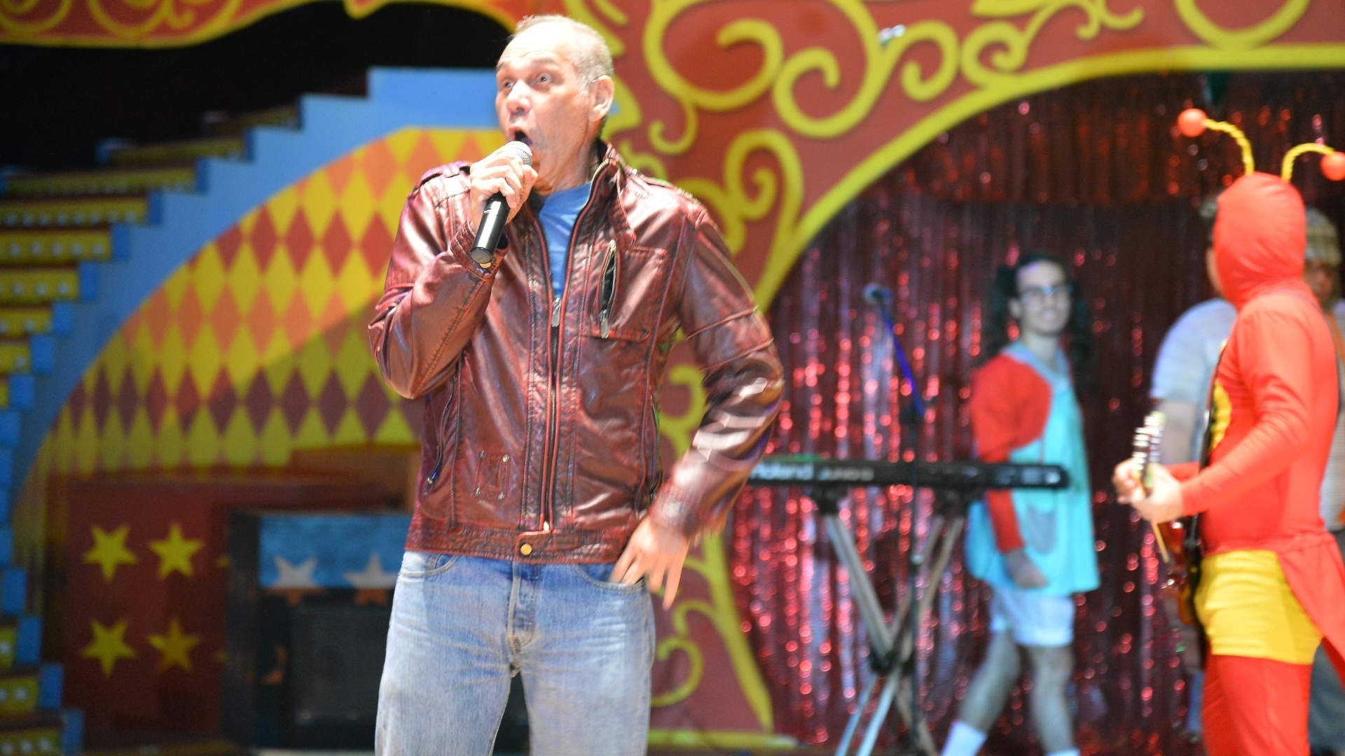 11.mai.2013 - A banda Netos de Dona Neves canta músicas do seriado "Chaves" antes da apresentação de Carlos Villagrán, o Kiko de "Chaves", em um circo do Rio de Janeiro - André Lobo/UOL