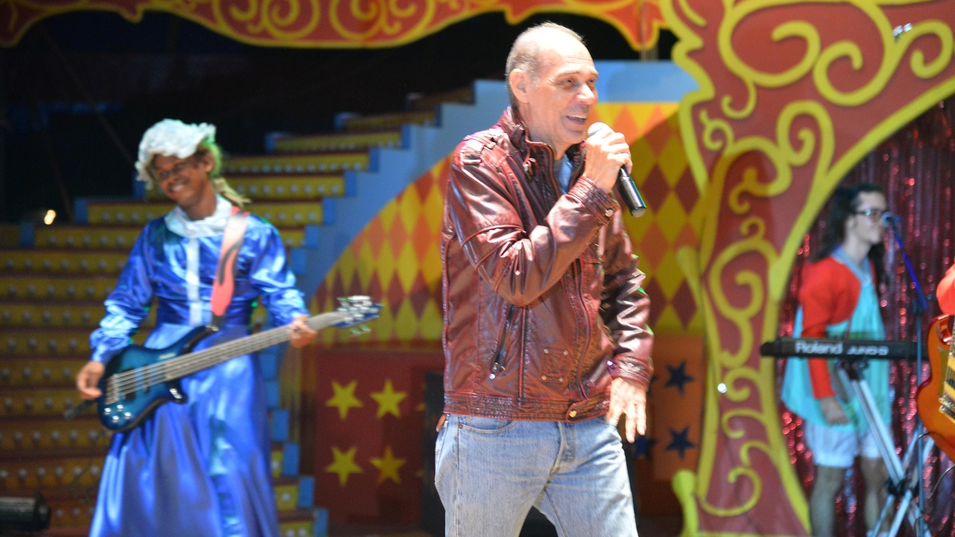 11.mai.2013 - A banda Netos de Dona Neves canta músicas do seriado "Chaves" antes da apresentação de Carlos Villagrán, o Kiko de "Chaves", em um circo do Rio de Janeiro - André Lobo/UOL