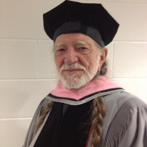11.mai.2013 - Cantor country Willie Nelson recebe doutorado honorário da Berklee College of Music, de Boston, nos EUA - Reprodução/Twitter
