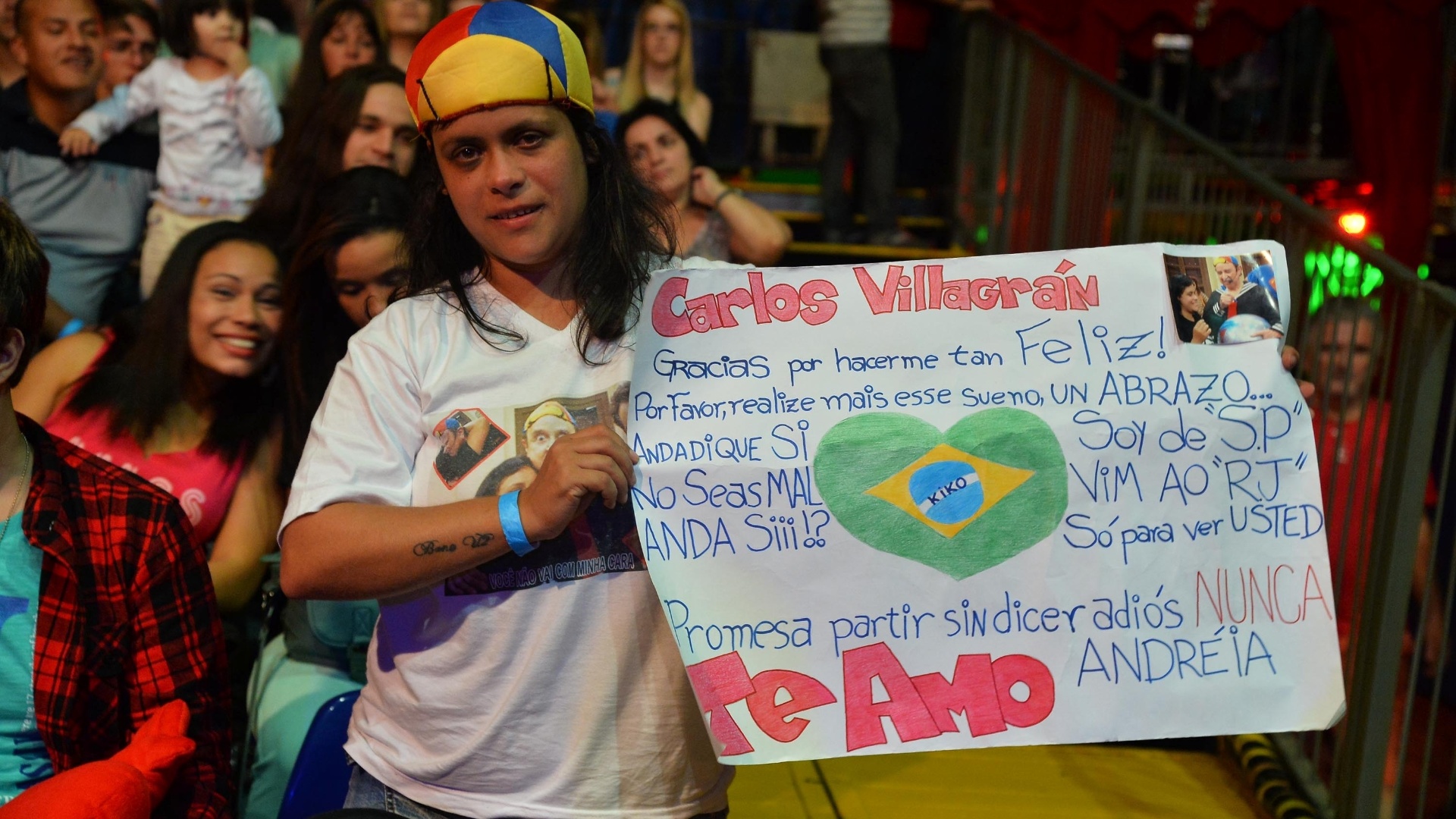 11.mai.2013 - Fã exibe faixa de agradecimento para Carlos Villagrán, o Kiko de "Chaves", antes da apresentação do ator em um circo do Rio de Janeiro - André Lobo/UOL