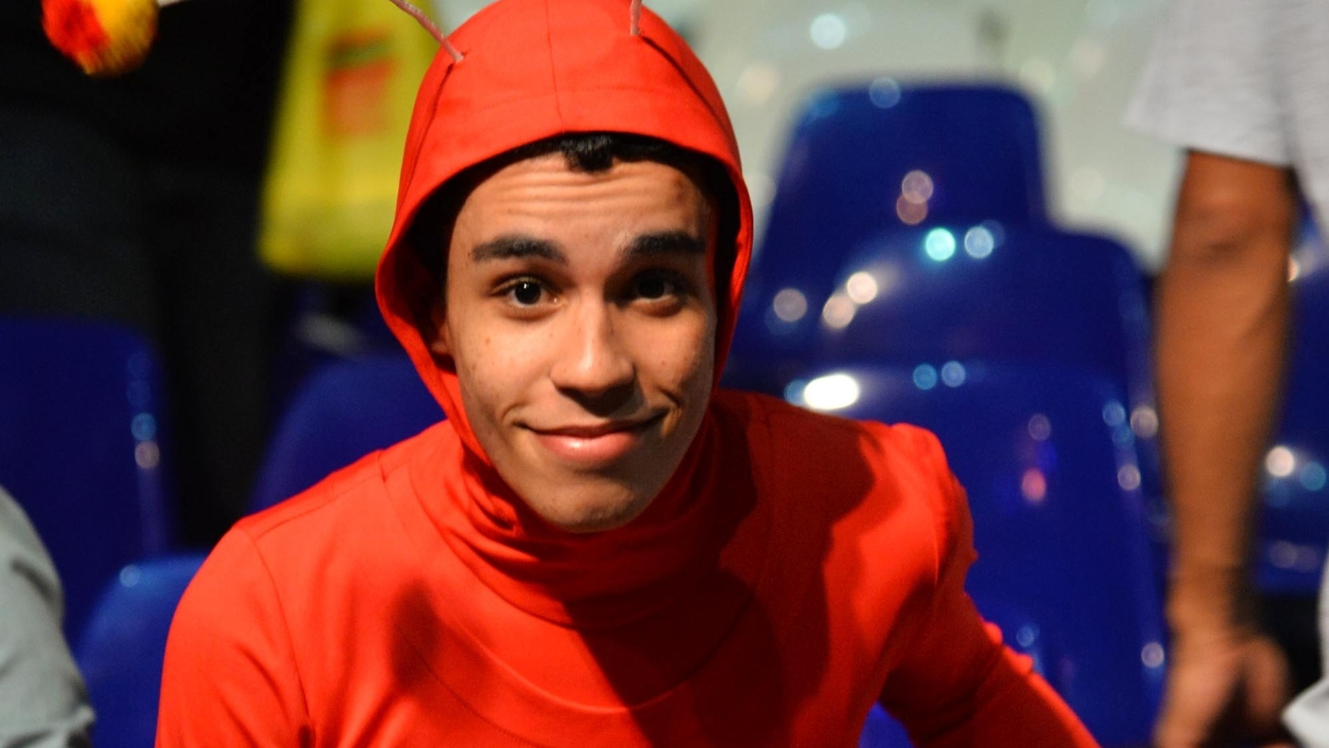 11.mai.2013 - Fã fantasiado de Chapolin aguarda o início do show de Carlos Villagrán, o Kiko de "Chaves", em um circo do Rio de Janeiro - André Lobo/UOL