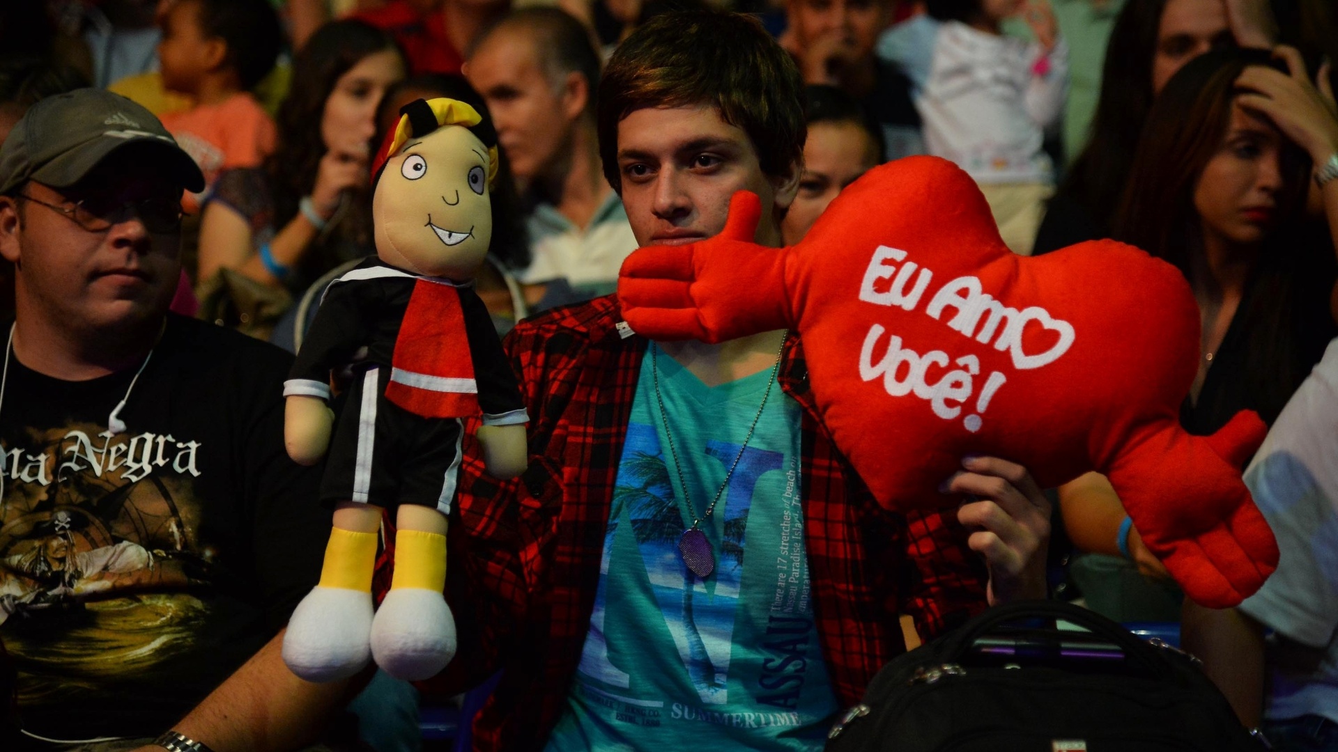 11.mai.2013 - Fã leva boneco do Kiko e presente para Carlos Villagrán, o Kiko de "Chaves", antes da apresentação do ator em um circo do Rio de Janeiro - André Lobo/UOL