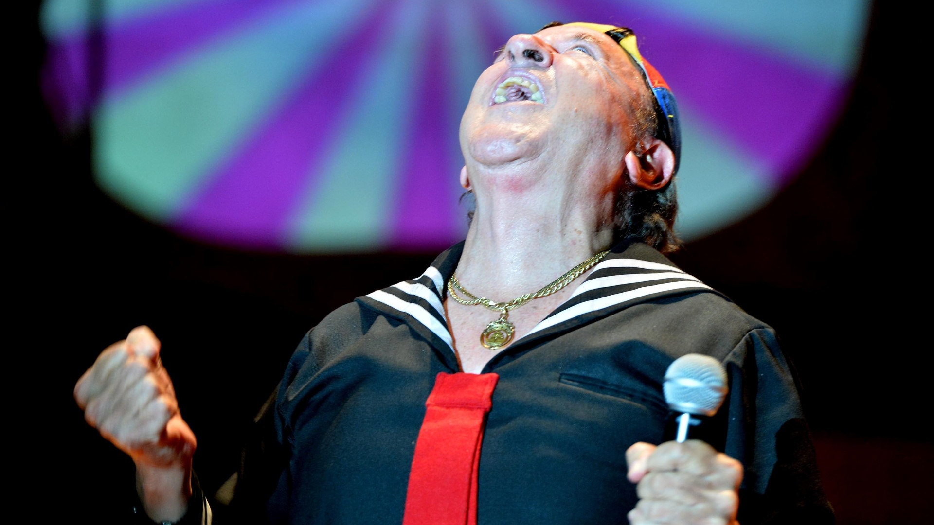 11.mai.2013 - O ator Carlos Villagrán apresenta o "Show do Kiko" em um circo do Rio de Janeiro. A apresentação foi a última da carreira do ator do seriado "Chaves" - André Lobo/UOL