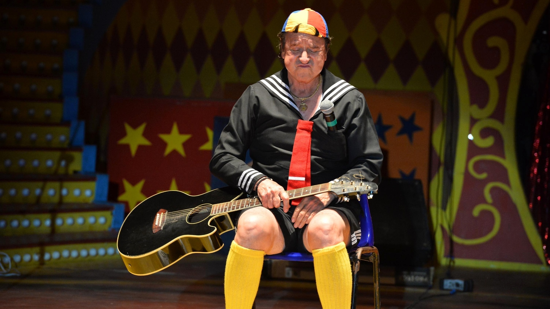 11.mai.2013 - O ator Carlos Villagrán apresenta o "Show do Kiko" em um circo do Rio de Janeiro. A apresentação foi a última da carreira do ator do seriado "Chaves" - André Lobo/UOL