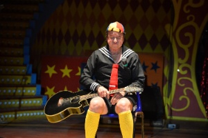 11.mai.2013 - O ator Carlos Villagrán apresenta o "Show do Kiko" em um circo do Rio de Janeiro. A apresentação foi a última da carreira do ator do seriado "Chaves" - André Lobo/UOL