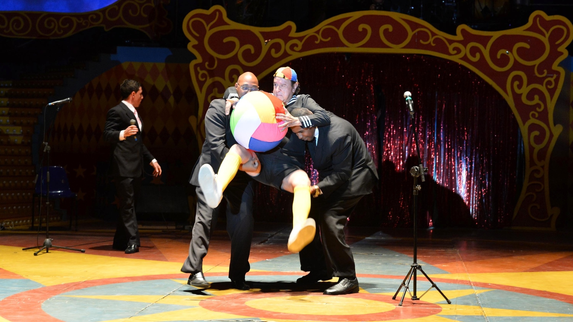 11.mai.2013 - O ator Carlos Villagrán apresenta o "Show do Kiko" em um circo do Rio de Janeiro. A apresentação foi a última da carreira do ator do seriado "Chaves" - André Lobo/UOL