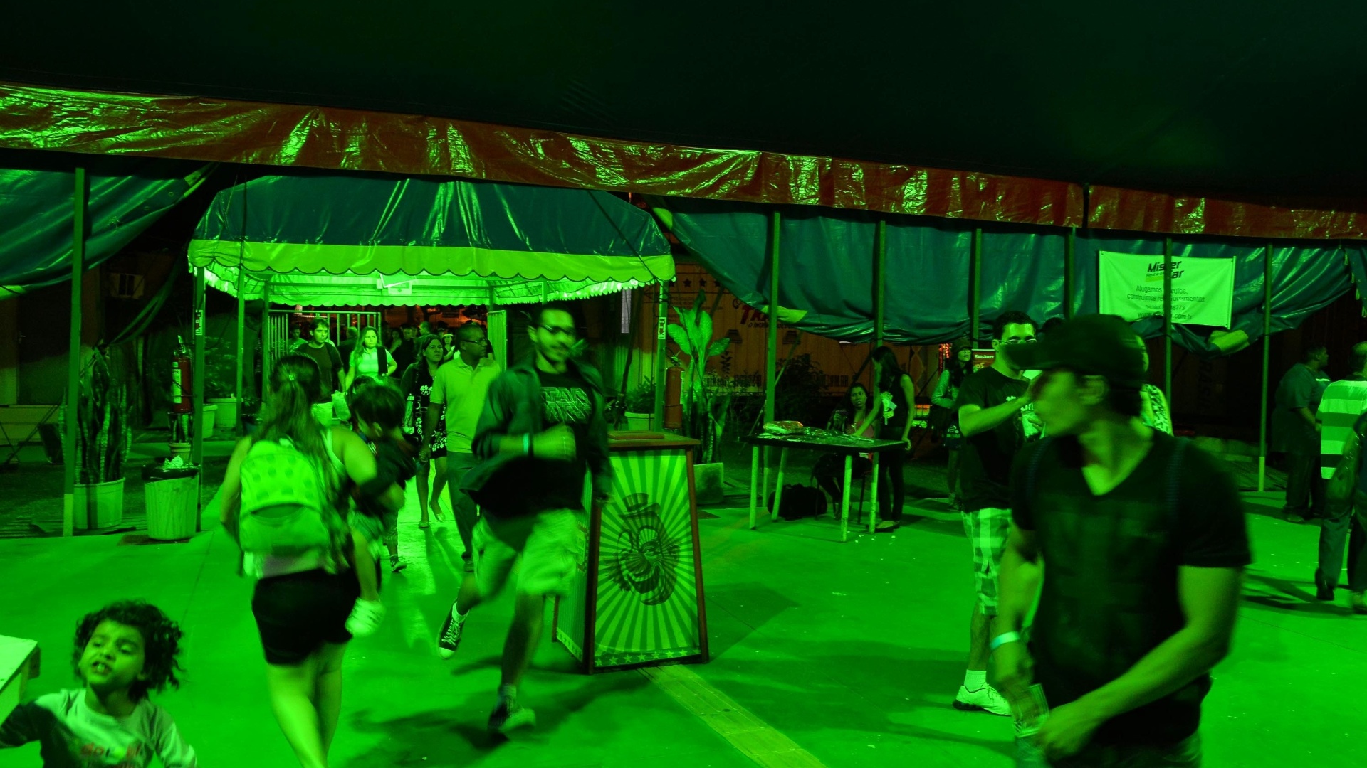 11.mai.2013 - Público aguarda o início do show de Carlos Villagrán, o Kiko de "Chaves", em um circo do Rio de Janeiro - André Lobo/UOL