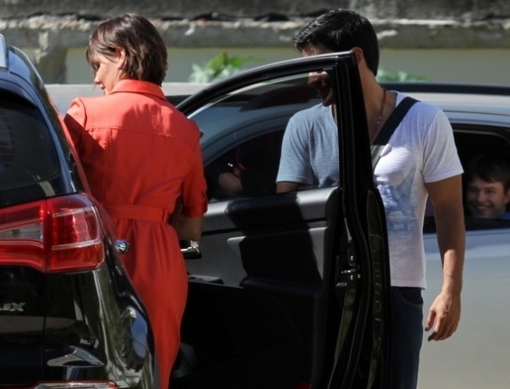 12.mai.2013 - Allyson abre a porta do carro para Deborah Secco na saída da igreja no Recreio dos Bandeirantes