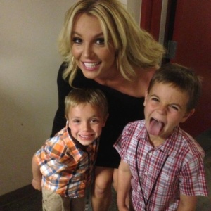 Britney Spears posa ao lado dos filhos