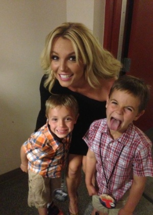 12.mai.2013 - Britney Spears posa ao lado dos filhos - Reprodução/Facebook