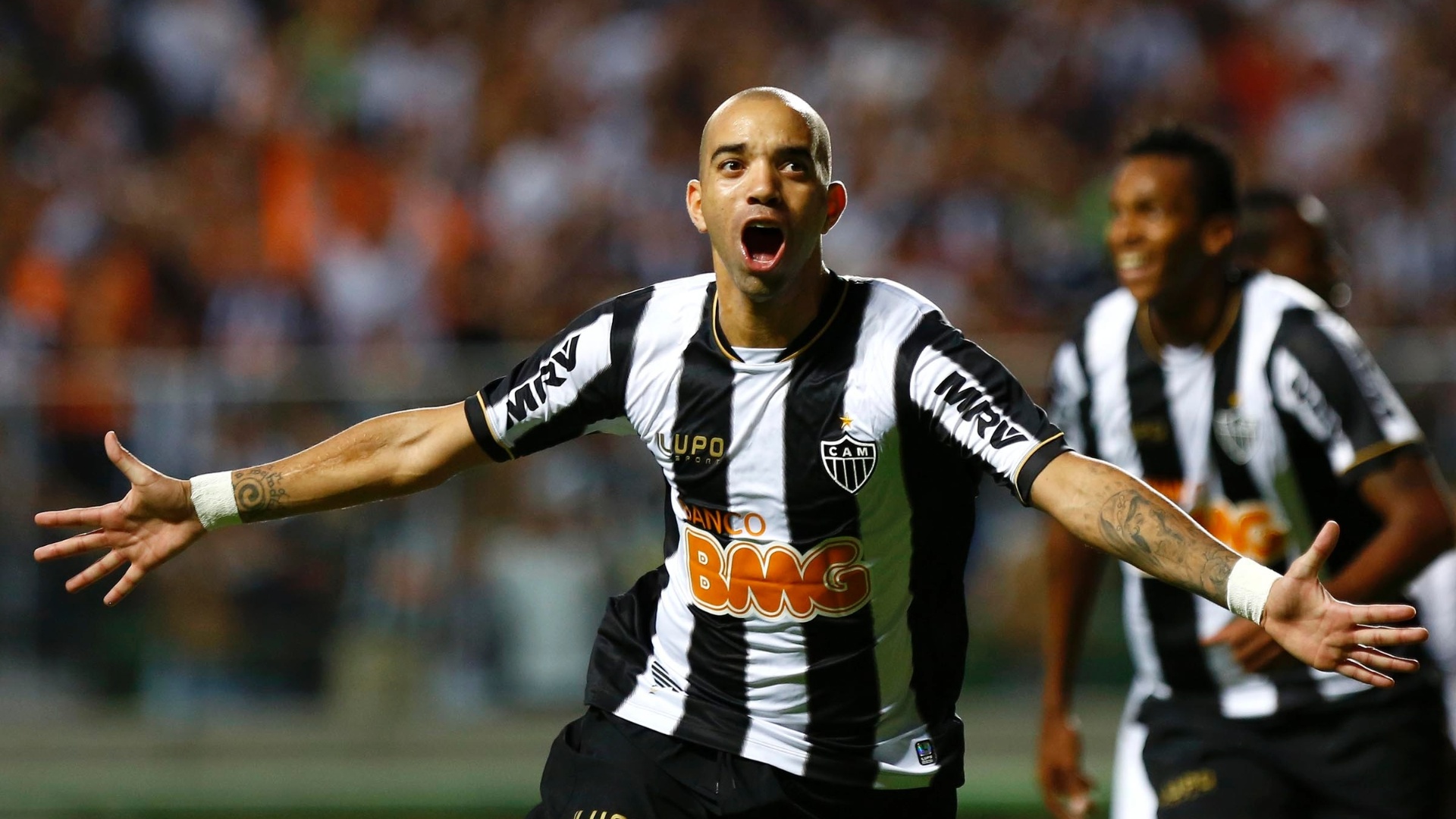 12.mai.2013 - Diego Tardelli, do Atlético-MG, corre para comemorar gol contra o Cruzeiro na decisão do Estadual - MARCUS DESIMONI / UOL