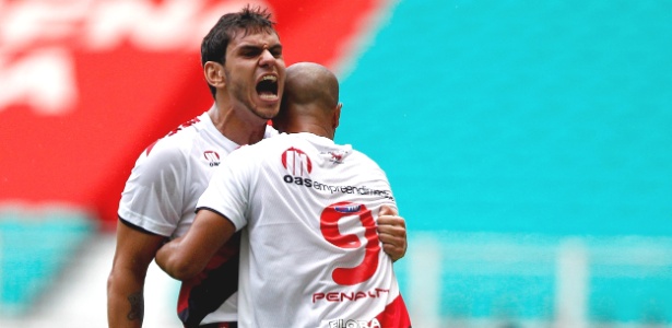 Fabrício e Dinei comemoram gol do Vitória na decisão - Felipe Oliveira / AGIF
