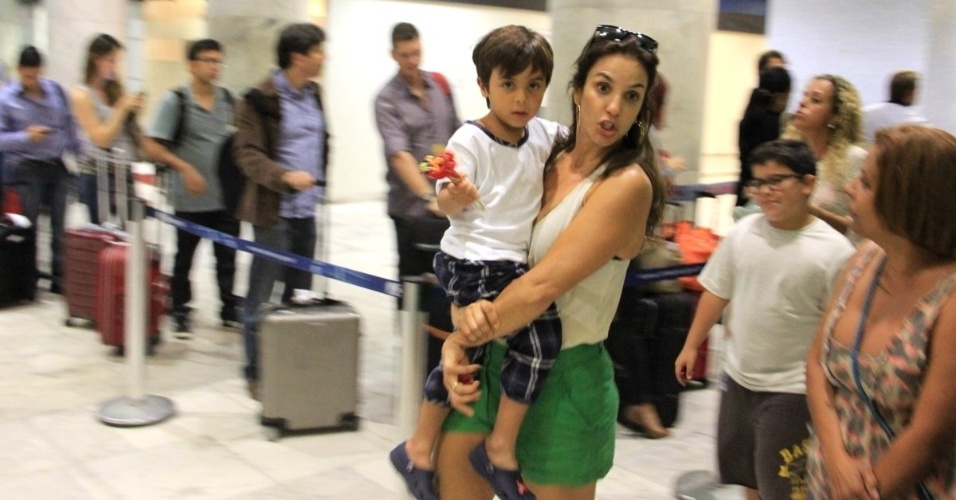 12.mai.2013 - Ivete Sangalo embarca no aeroporto Santos Dumont, no Rio de Janiero, com o filho Marcelo