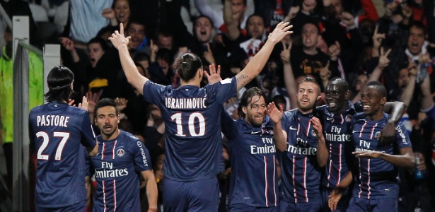 Jogadores do PSG comemoram o gol de Menez na partida contra o Lyon - AP Photo/Laurent Cipriani