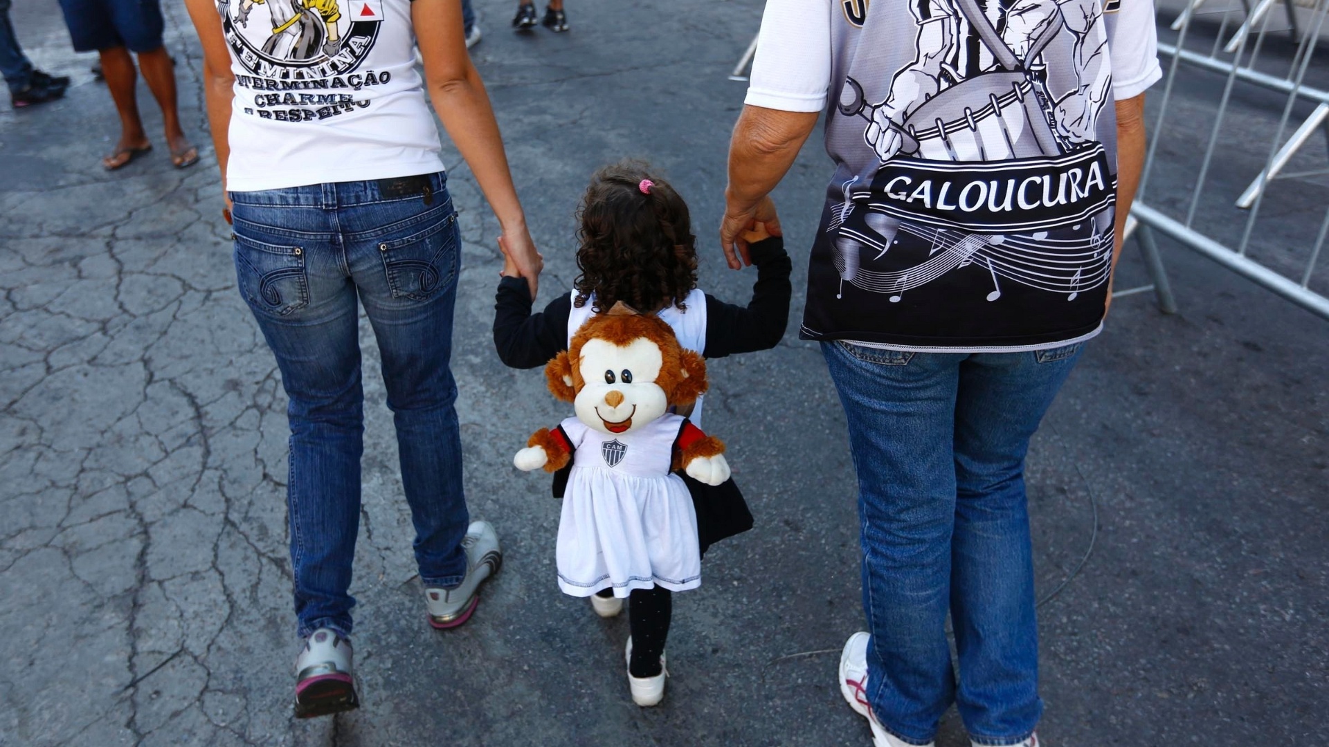12.mai.2013 - Pequena torcedora atleticana chega à Arena Independência - MARCUS DESIMONI / UOL