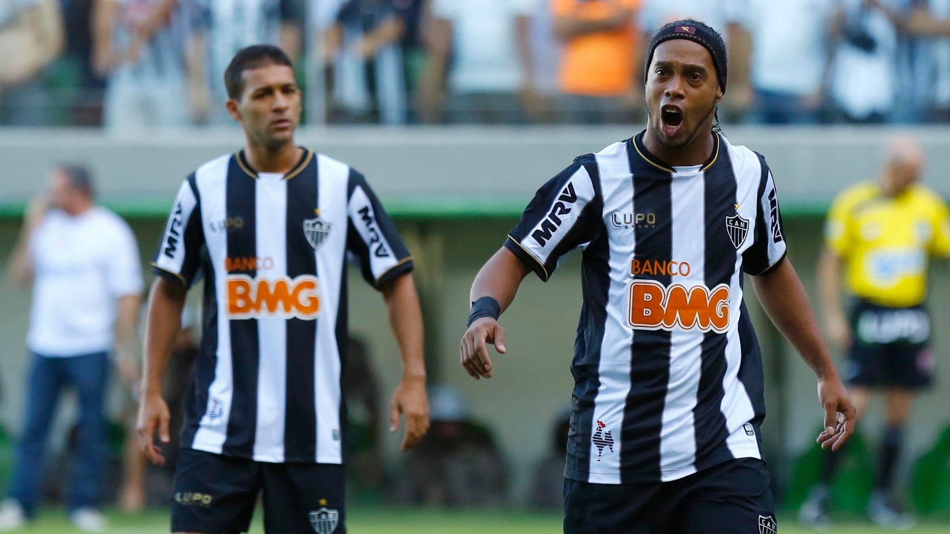 12.mai.2013 - Ronaldinho Gaúcho motiva os companheiros de Atlético-MG antes de clássico contra o Cruzeiro pelo Mineiro - MARCUS DESIMONI / UOL