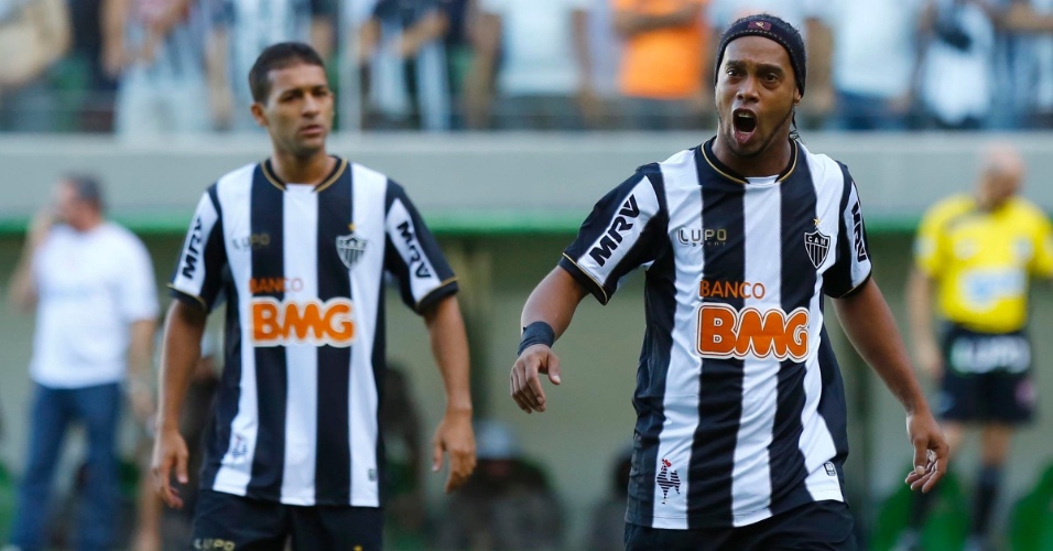 12.mai.2013 - Ronaldinho Gaúcho motiva os companheiros de Atlético-MG antes de clássico contra o Cruzeiro pelo Mineiro