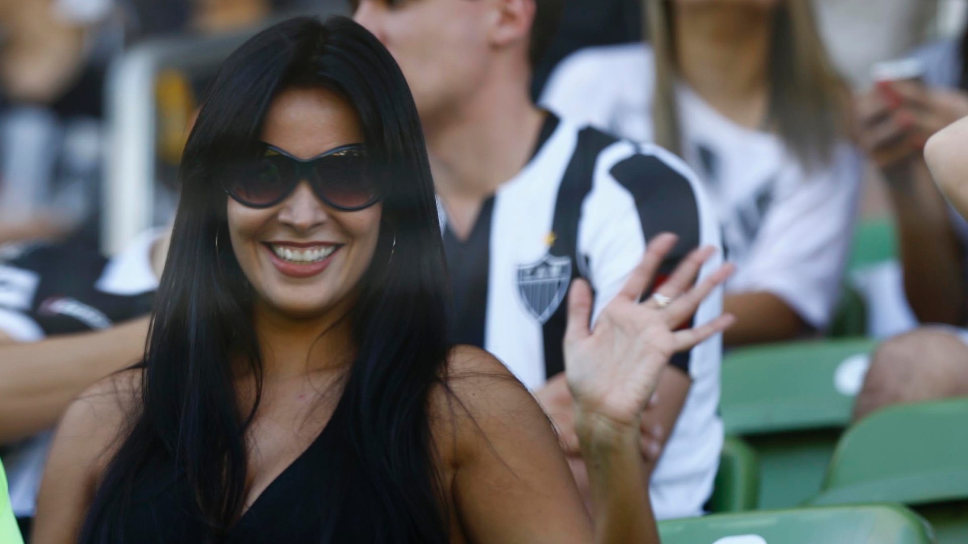 12.mai.2013 - Torcedora do Atlético-MG sorri antes de clássico contra o Cruzeiro - MARCUS DESIMONI / UOL