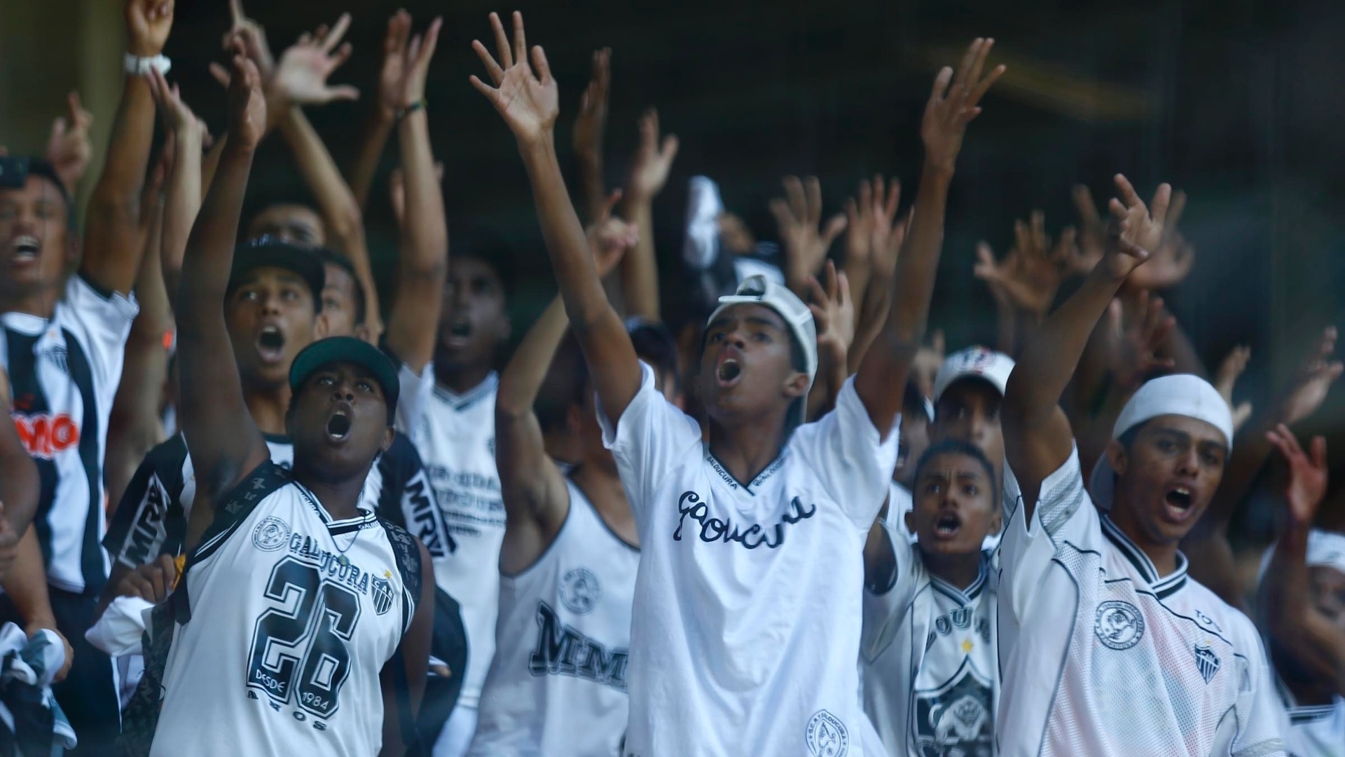 12.mai.2013 - Torcedores do Atlético-MG cantam antes da partida contra o Cruzeiro - MARCUS DESIMONI / UOL