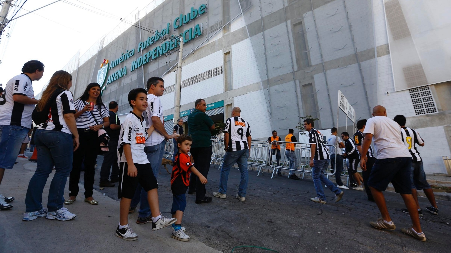 12.mai.2013 - Torcida do Atlético-MG chega à Arena Independência para o clássico Mineiro - MARCUS DESIMONI / UOL