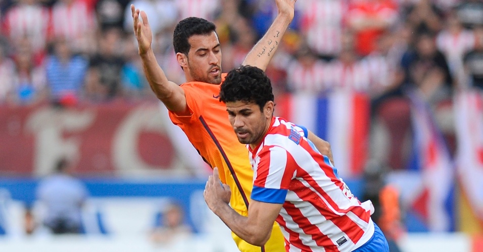Atacante brasileiro Diego Costa (frente) disputa no corpo com espanhol Busquets