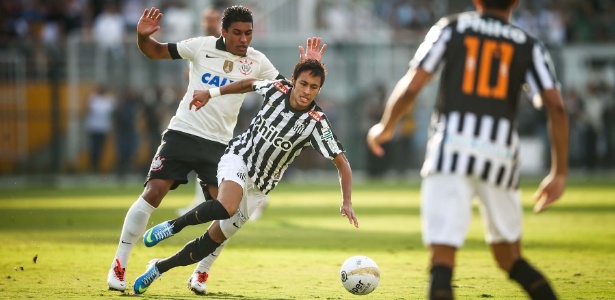 Atacante Neymar tenta fugir da marcação de Paulinho na primeira partida da final - Leandro Moraes/UOL Esporte
