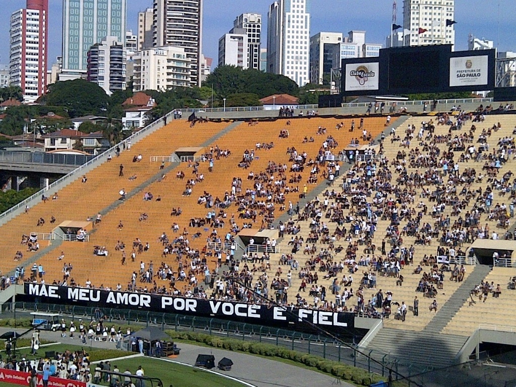 12.mai.2013 - Torcida do Corinthians presta homenagem para as mães antes da final contra o Santos - Danilo Lavieri / UOL
