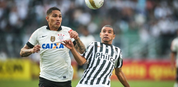 Guerrero e Bruno Peres disputam bola na partida - Leandro Moraes/UOL Esporte