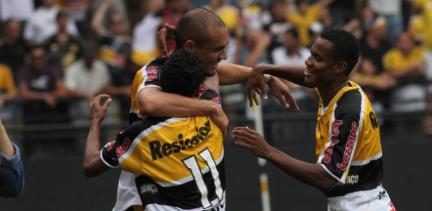Jogadores do Criciúma comemoram gol em vitória diante da Chapecoense