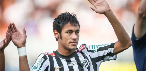 Neymar acena para a torcida do Santos antes da partida contra o Corinthians  - Leandro Moraes/UOL Esporte