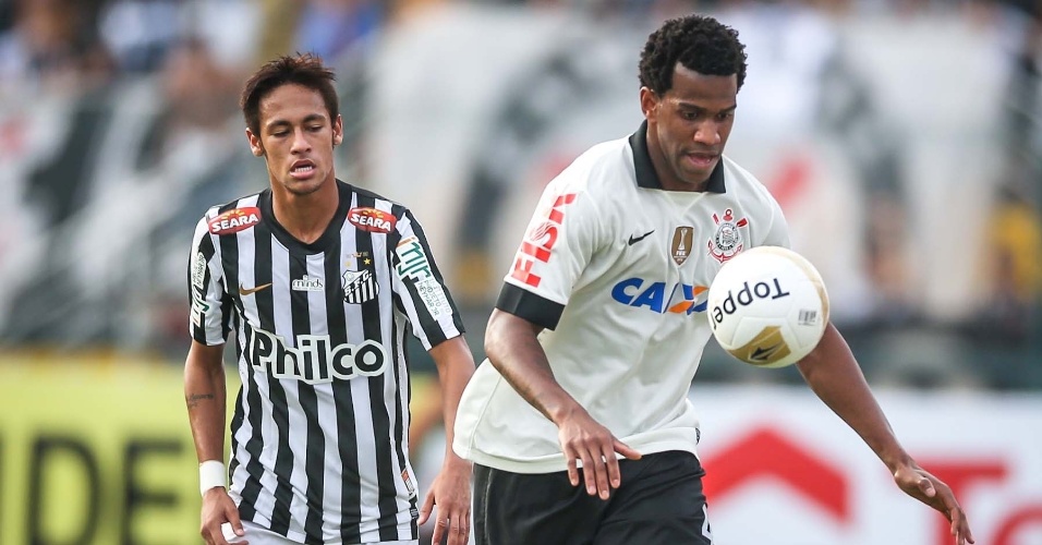 Neymar observa Gil sair com a bola para o Corinthians na partida contra o Santos na final do Paulistão