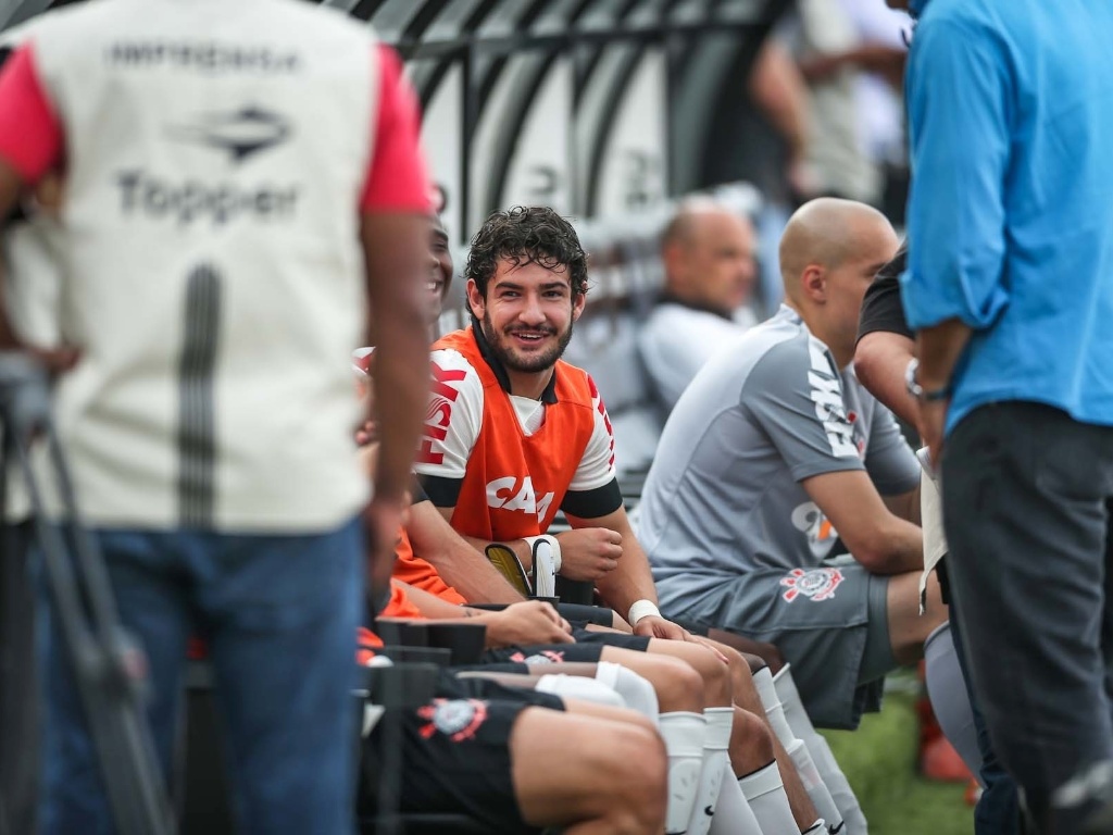Pato sorri no banco do Corinthians antes do clássico contra o Santos pela final do Campeonato Paulista - Leandro Moraes/UOL Esporte