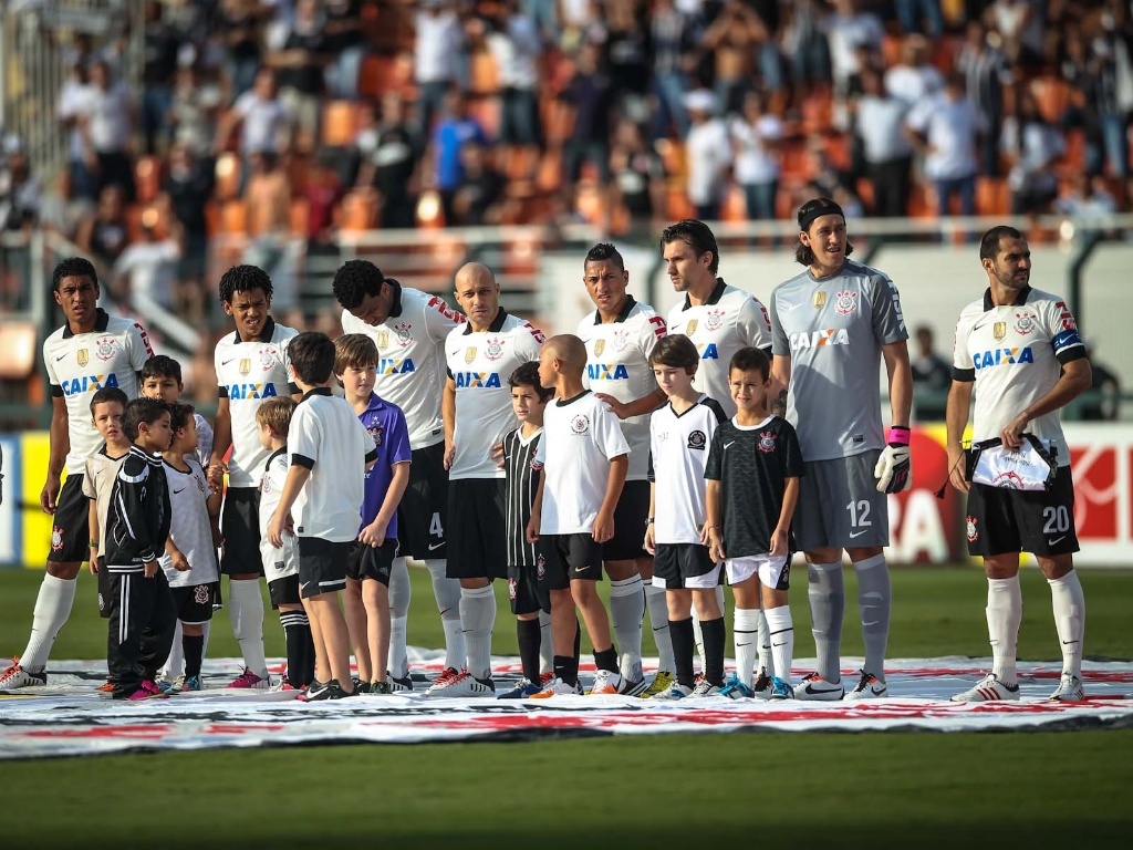 Perfilados, jogadores do Corinthians se preparam para enfrentar o Santos pela final do Campeonato Paulista - Leandro Moraes/UOL Esporte