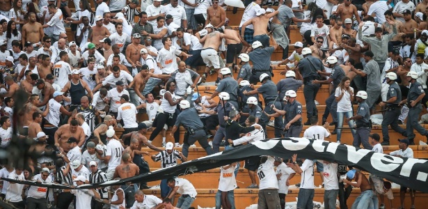 Torcida do Santos briga com a polícia nas arquibancadas do Pacaembu na final do Paulistão contra o Corinthians em 2013 - Leandro Moraes/UOL Esporte