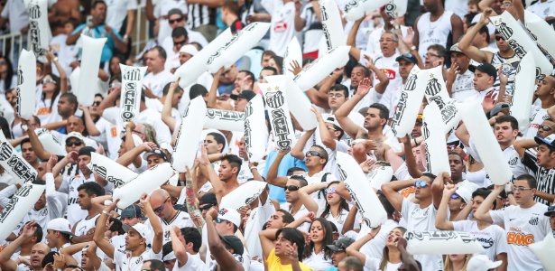 Santistas tentam tirar o sono dos jogadores corintianos antes da final do Paulistão - Leandro Moraes/UOL Esporte