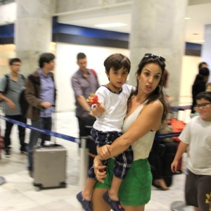 11.mai.2013 - Ivete Sangalo é fotografada com o filho Marcelo no aeroporto Santos Dumont, no Rio de Janeiro