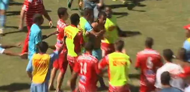 Jogadores do Marília são cercados por atletas do Batatais durante briga generalizada - Reprodução/TV Globo