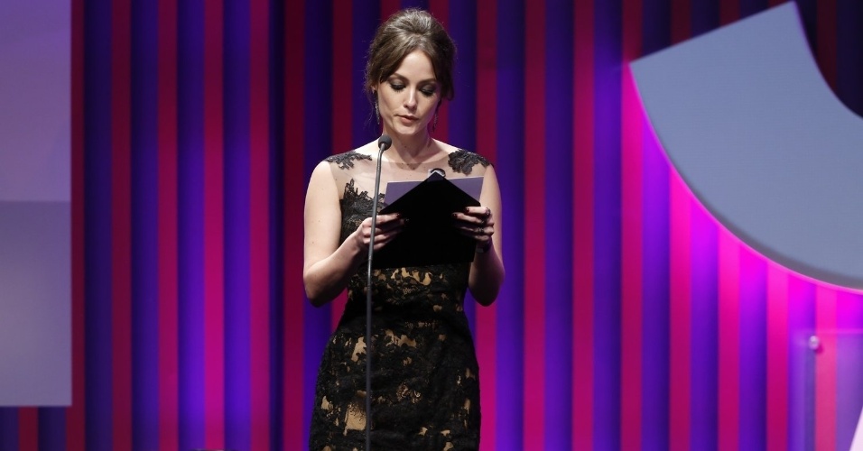 13.mai.2013 - A atriz Rosanne Mulholland apresenta o prêmio melhor ator coadjuvante no 15º Prêmio Contigo!
