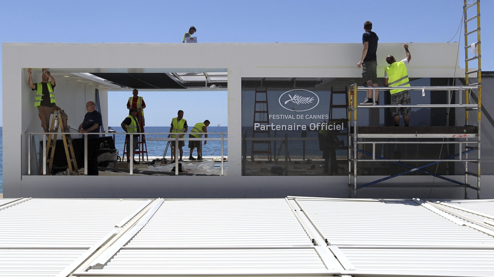 13.mai.2013 - Estande é montado na praia de Cannes nesta segunda-feira. O Festival de Cannes 2013 começa na quarta-feira - Sebastien Nogier/EFE