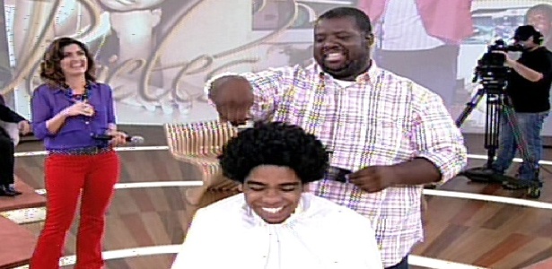 Ex-cabeleireiro, Péricles corta cabelo de rapaz durante o programa "Encontro Com Fátima Bernardes"