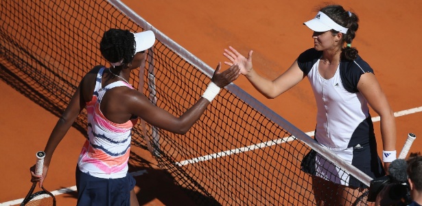 Laura Robson (d) cumprimenta Venus Williams após vencer a norte-americana por 2 sets a 0 - Clive Brunskill/Getty Images
