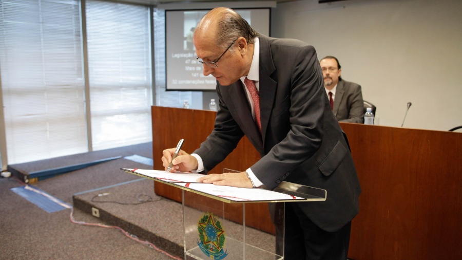 13.mai.2013 - O então governador de São Paulo e, hoje, vice-presidente da República, Geraldo Alckmin, assina decreto que regulamenta a Lei Paulista de Combate ao Trabalho Escravo 13.mai.2013 - O então governador de São Paulo e, hoje, vice-presidente da República, Geraldo Alckmin, assina decreto que regulamenta a Lei Paulista de Combate ao Trabalho Escravo