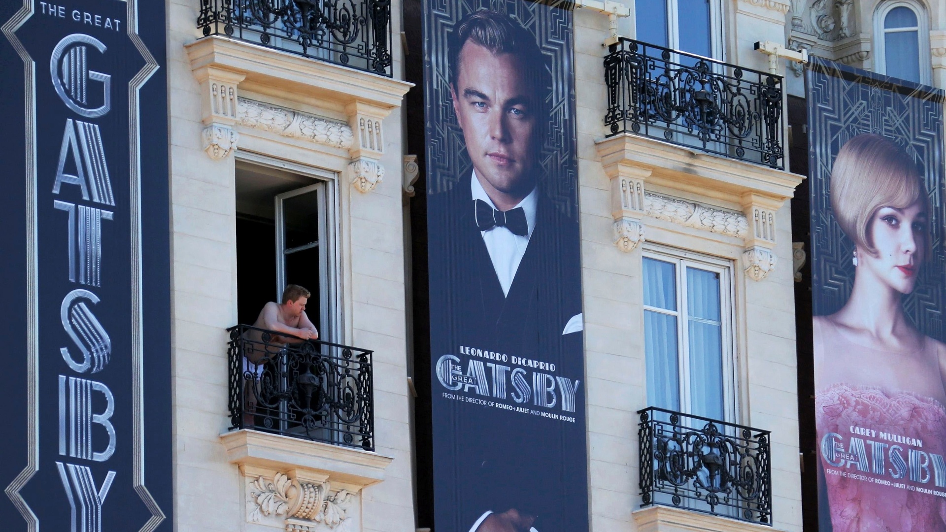 13.mai.2013 - Pôsters do filme "O Gande Gatsby" com os atores  Leonardo DiCaprio e Carey Mulligan são instalados na fachada do hotel Carlton, em Cannes.  O filme, escolhido para abrir o festival, será o segundo exibido em 3D na história do festival. O primeiro foi a animação "Up ? Altas Aventuras", da Pixar, em 2009. O Festival de Cannes 2013 acontece entre os dias 15 e 26 de maio - Regis Duvignau/Reuters
