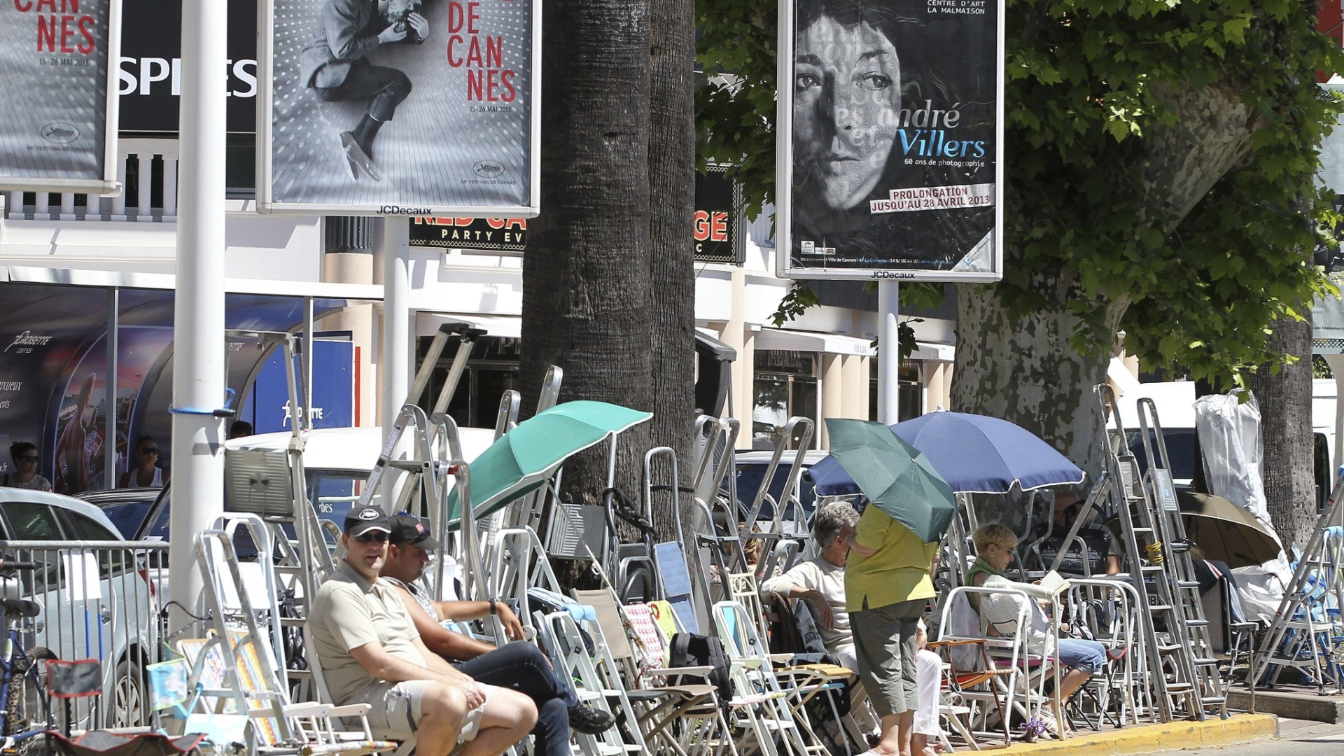 13.mai.2013 - Público já ocupa rua em frente ao Palácio dos Festivais, onde ocorre o Festival de Cannes, com cadeiras. O Festival de Cannes 2013 acontece entre os dias 15 e 26 de maio - Sebastien Nogier/EFE